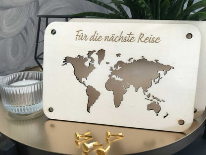 Kreative Geldkarte mit Weltkartenmotiv und Schriftzug "Für die nächste Reise" in eleganter Verpackung, ideal für stilvolle Geldgeschenke.