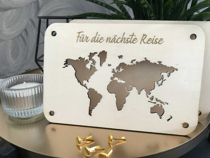 Kreative Geldkarte mit Weltkartendesign und Schriftzug "Für die nächste Reise", einschließlich Grundplatte und Befestigungsklammern.