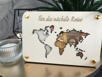 Kreative Geldkarte mit Weltkarte-Design, verpackt als stilvolles Geldgeschenk.