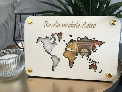 Stilvolle Geldkarte mit Weltkarten-Design und Gravur "Für die nächste Reise", ideale Verpackung für kreative Geldgeschenke.
