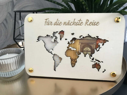 Stilvolle Geldkarte mit Weltkarte-Design und Gravur "Für die nächste Reise" zur kreativen Geschenkverpackung.