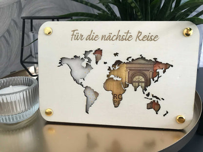 Stilvolle Geldkarte mit Weltkarte-Design und "Für die nächste Reise"-Gravur auf Holzplatte.