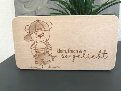 Hochwertiges Frühstücksbrettchen aus Birkenholz mit niedlichem Bärenmotiv und Gravur "klein, frech & so geliebt".
