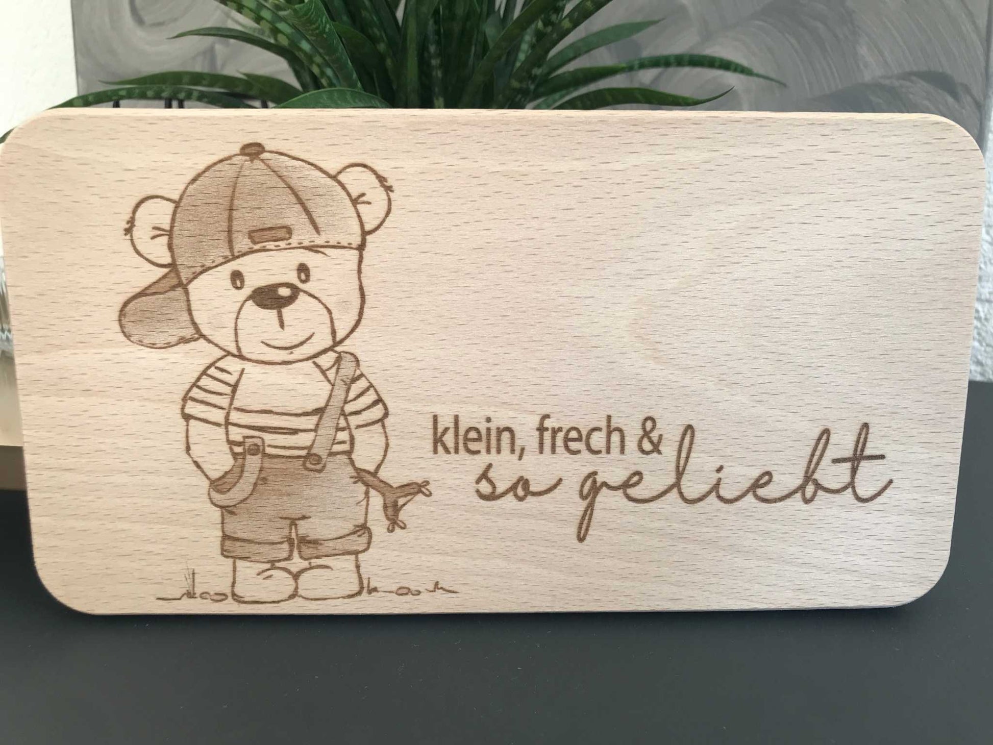 Holz-Frühstücksbrettchen mit Bärenmotiv und Gravur "klein, frech & so geliebt", dekorativ und stilvoll für den Frühstückstisch.