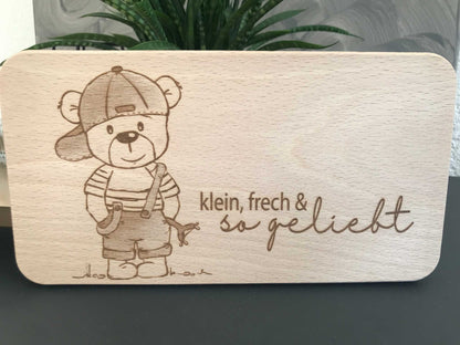 Holz-Frühstücksbrettchen mit Bärendesign und Gravur "klein, frech & so geliebt".