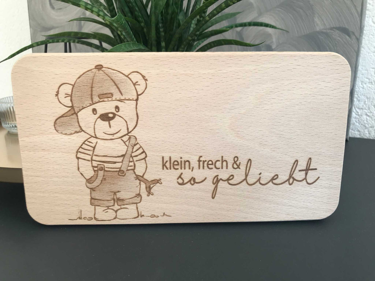 Holz-Frühstücksbrettchen mit niedlichem Teddy-Design und Gravur "klein, frech & so geliebt".