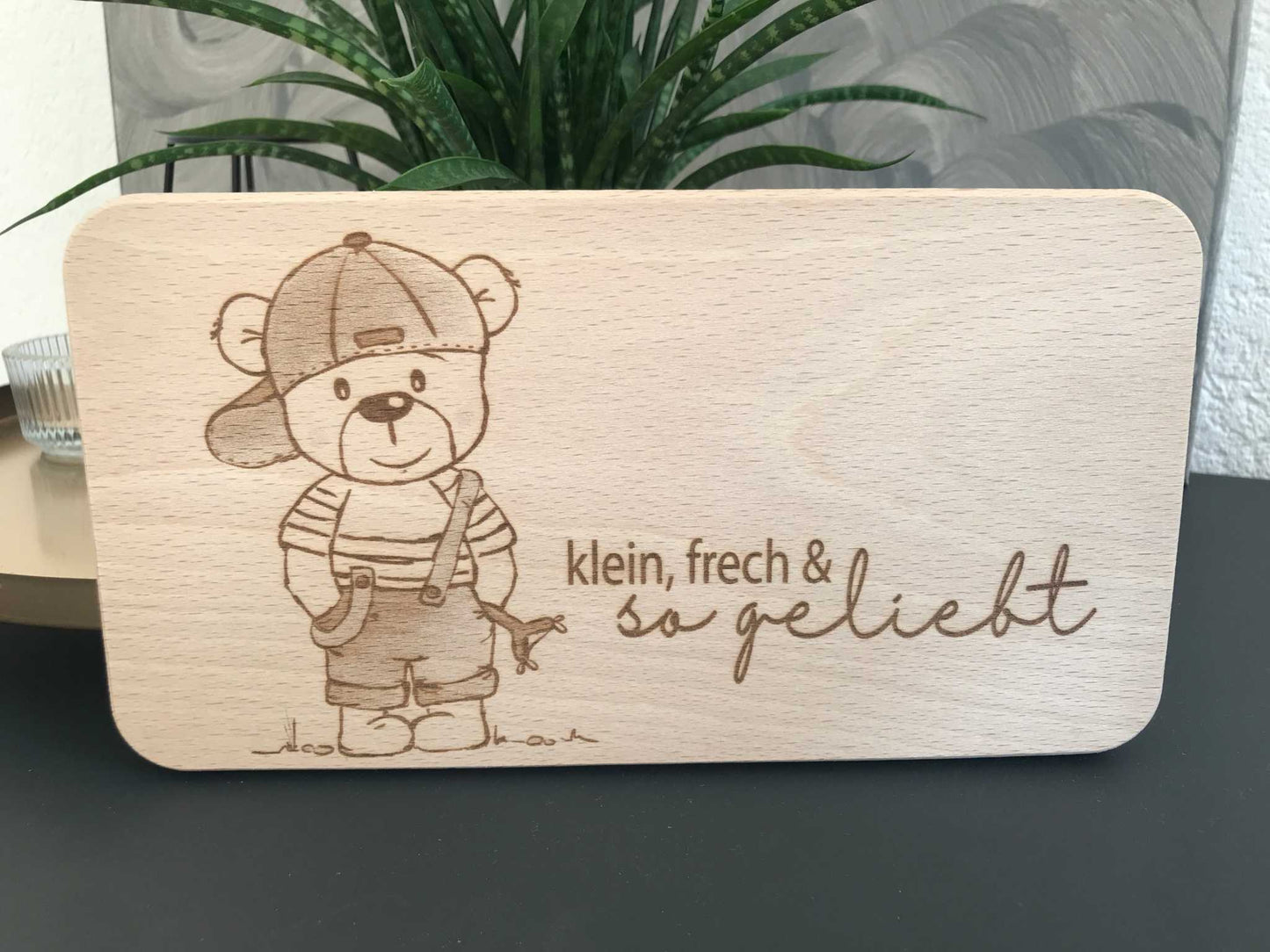 Holz-Frühstücksbrettchen mit Bärenmotiv und Schriftzug "klein, frech & so geliebt".