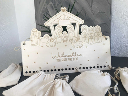 Personalisierbarer Holz-Adventskalender, nachhaltiges Design mit 24 Fächern und Jutesäckchen, Weihnachtsdeko.