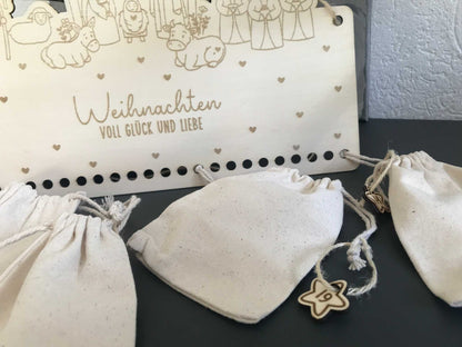 Personalisierbarer Holz-Adventskalender mit 24 Säckchen und Zahlenchips, nachhaltige Weihnachtsdekoration.