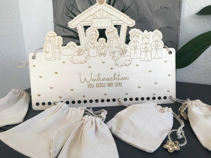 Personalisierbarer Holz-Adventskalender mit Jutesäckchen und Zahlenchips, nachhaltige Weihnachtsdekoration.