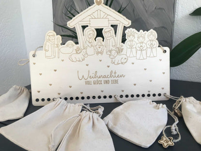 Personalisierbarer Holz-Adventskalender mit 24 befüllbaren Fächern und weihnachtlichem Design.