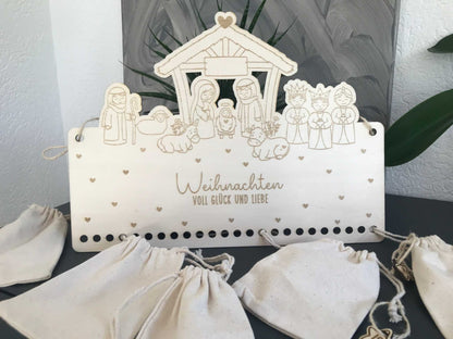 Personalisierbarer Holz-Adventskalender mit Fächern und Säckchen, nachhaltige Weihnachtsdekoration.