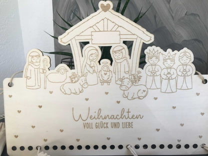 Personalisierbarer Holz-Adventskalender mit Krippenmotiv, 24 Fächer zum Befüllen.