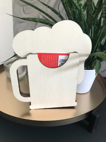 Holz Gutscheinbox in Bierkrug-Design auf Tisch, ideal für Geschenkkarten.