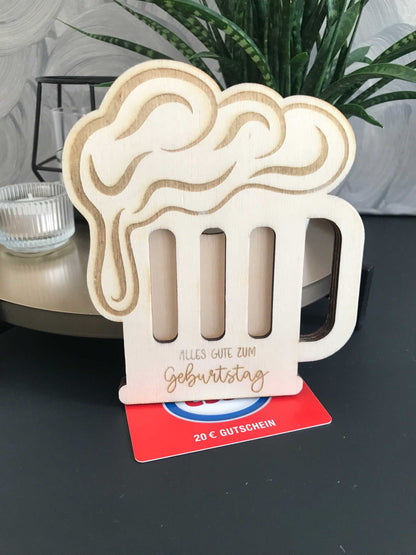 Holz Gutscheinbox in Bierkrugform für kreative Geschenkverpackung.