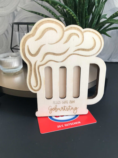 Holz-Gutscheinbox in Bierglasform für Geburtstagsgeschenke und kreative Präsentation von Gutscheinkarten.