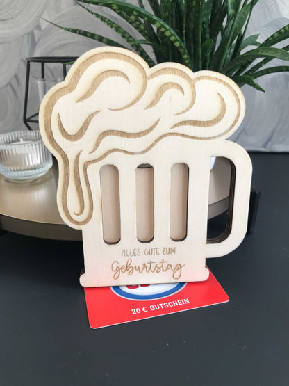 Holz-Gutscheinbox im Bierkrug-Design für stilvolle Geschenkkarten-Präsentation.