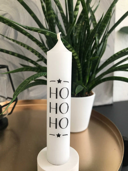 Kerzen "HO HO HO" in Weiß, elegante Dekoration für festliche Stimmung.