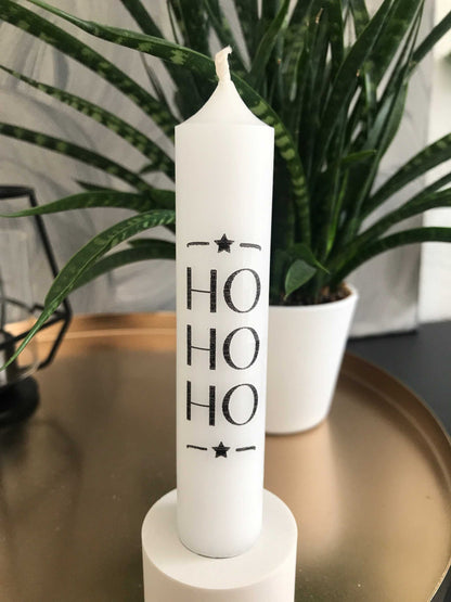 Kerzen mit "Ho Ho Ho" Design, ideale Weihnachtsdekoration.