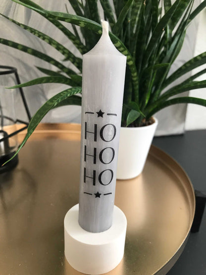 Festliche Stabkerze mit "Ho Ho Ho"-Schriftzug, graue Farbe, elegante Weihnachtsdekoration.