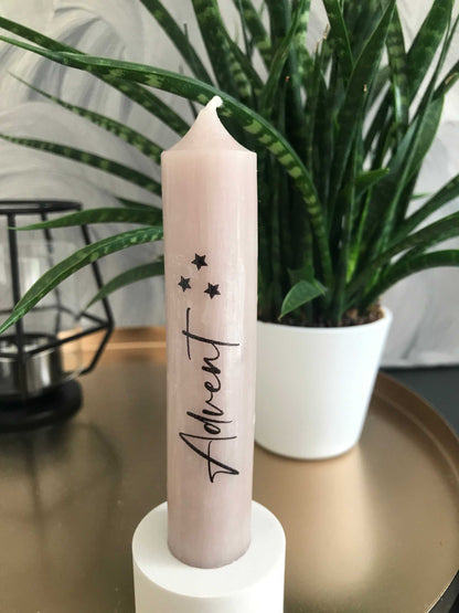 Weihnachtskerzen - Weihnachtliche Stabkerze in Halterung vor Pflanze, elegante Dekoration.