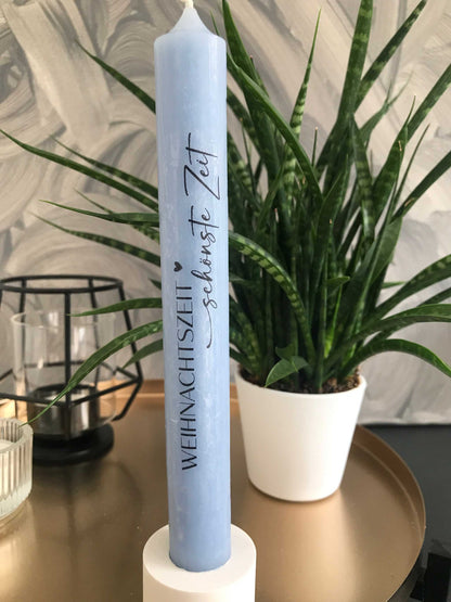 Kerzen mit Schriftzug, elegante Weihnachtsdekoration auf goldenem Tablett.