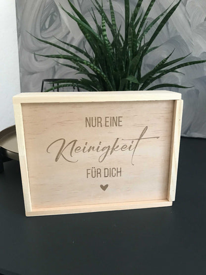 Holzbox zur Schwangerschaftsverkündung, mit Gravur "Nur eine Kleinigkeit für dich", aus Birkensperrholz, personalisierbar.