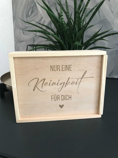 Holzbox zur Schwangerschaftsverkündung mit Gravur "Nur eine Kleinigkeit für dich", ideal für kreative Überraschungen.