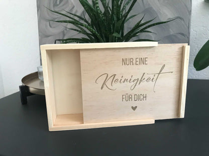 Holzbox zur Schwangerschaftsankündigung mit Gravur "Nur eine Kleinigkeit für dich".