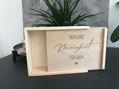 Holzbox zur Schwangerschaftsverkündung mit Gravur "Nur eine Kleinigkeit für dich", ideal für Überraschungen.