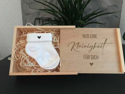 Holzbox zur Schwangerschaftsverkündung mit Babysocke und Gravur.