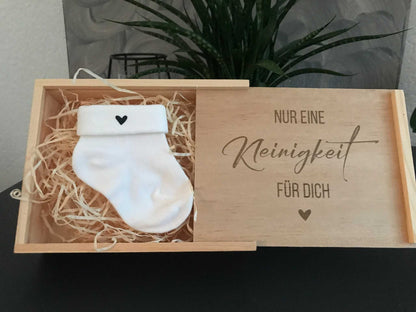 Holzbox mit Babysöckchen zur Schwangerschaftsverkündung
