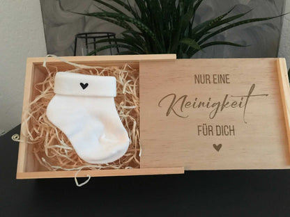 Holzbox zur Schwangerschaftsverkündung mit Babysöckchen und individueller Gravur.
