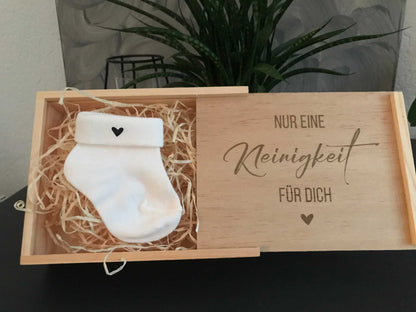 Holzbox zur Schwangerschaftsverkündung mit Babysöckchen und Gravur "Nur eine Kleinigkeit für dich".