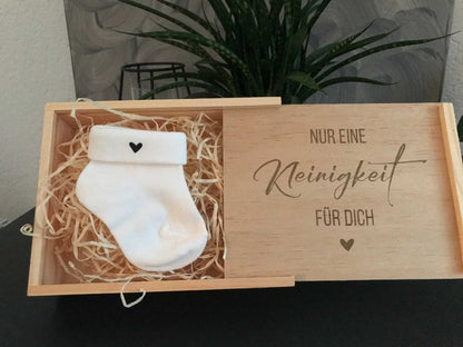 Holzbox zur Schwangerschaftsverkündung mit Babysöckchen und Gravur, Geschenkidee zur Überraschung werdender Eltern.
