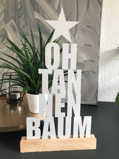 Weihnachtsdekoration Schriftzug "Oh Tannenbaum" aus Acryl und Holzklötzchen auf Tisch.