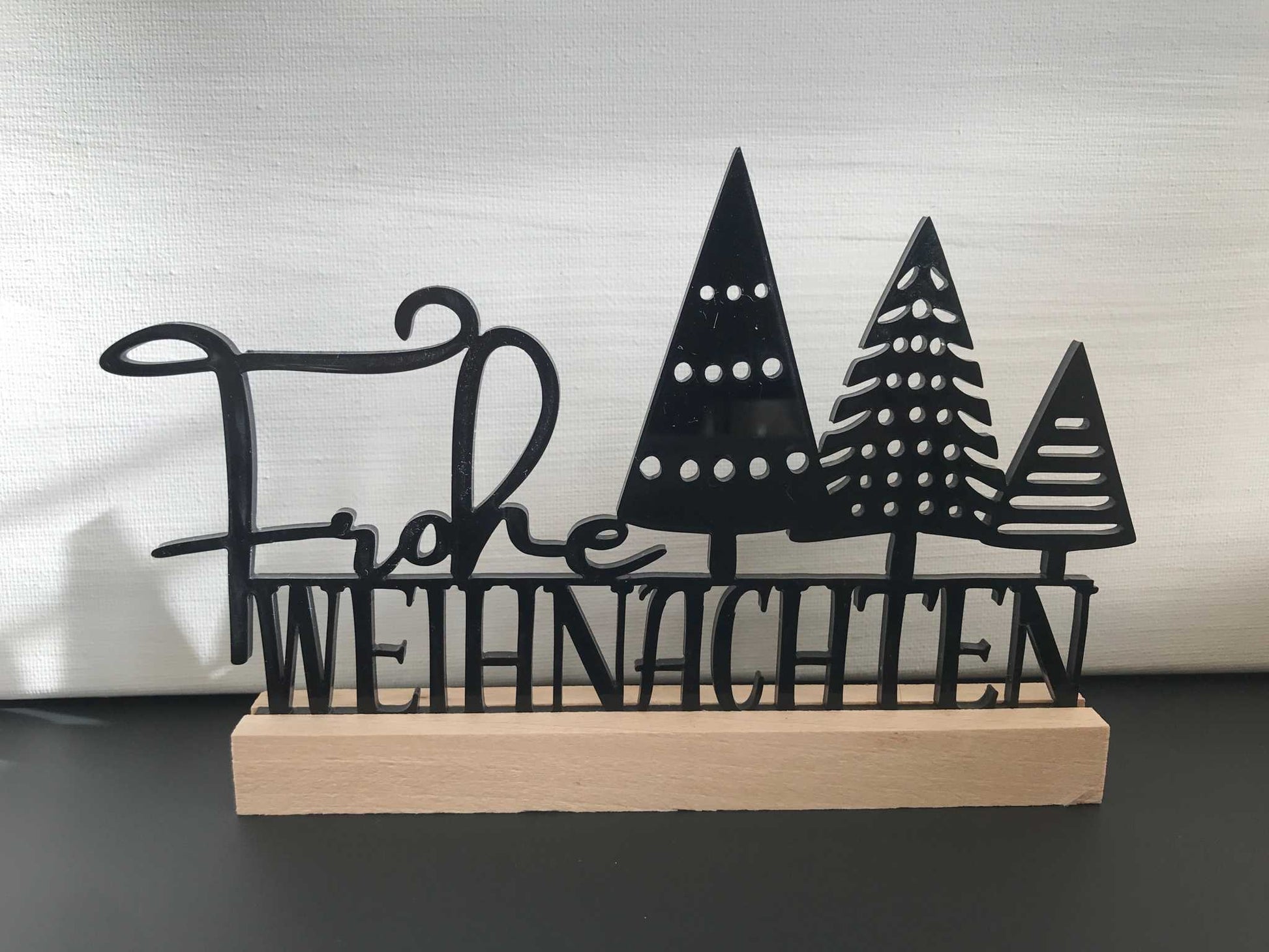 Weihnachtsdekoration Schriftzug "Frohe Weihnachten" aus Acryl und Holzklötzchen.