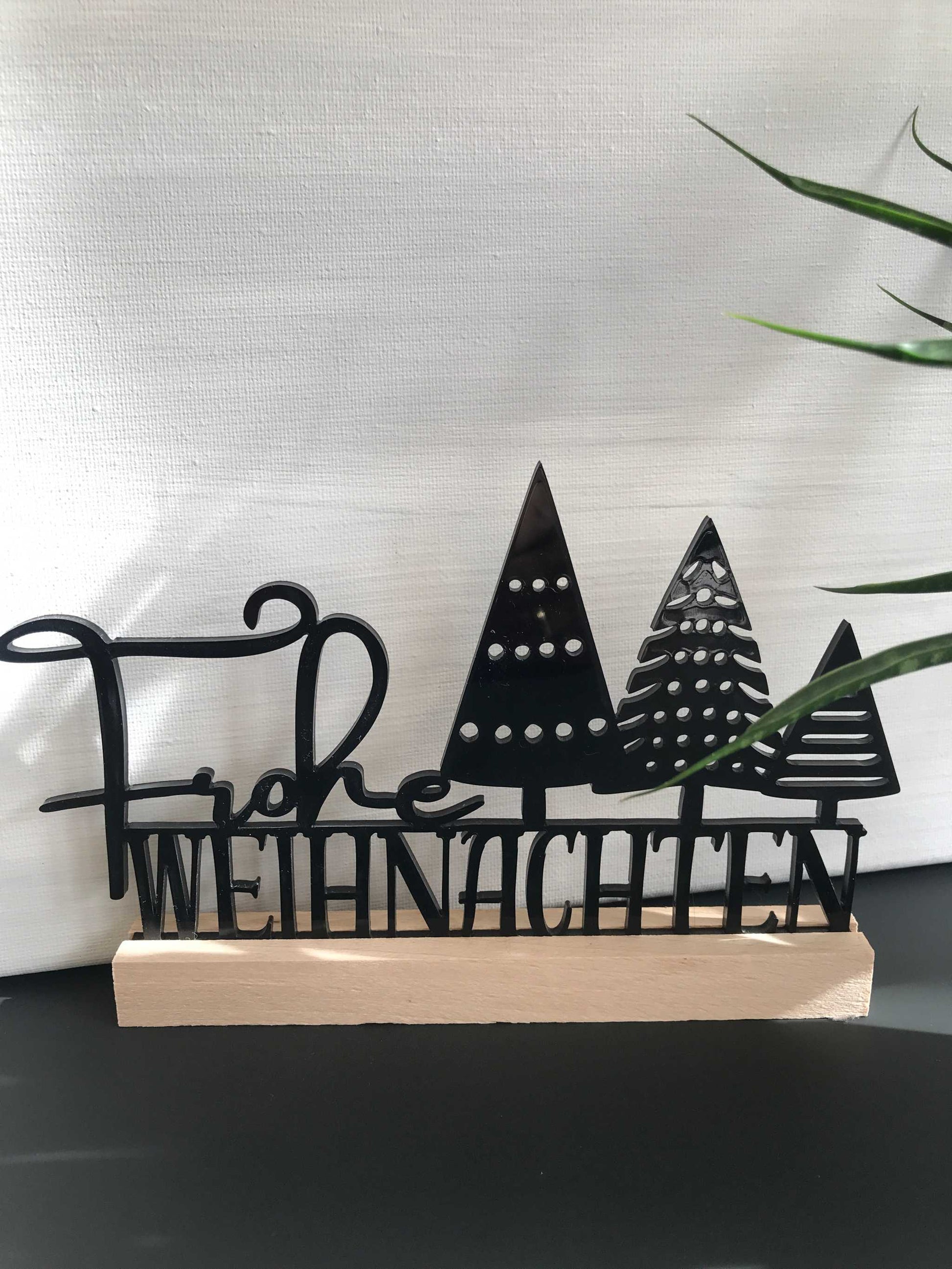 Edler "Frohe Weihnachten" Schriftzug aus Acryl und Holzklötzchen, perfekte festliche Dekoration.