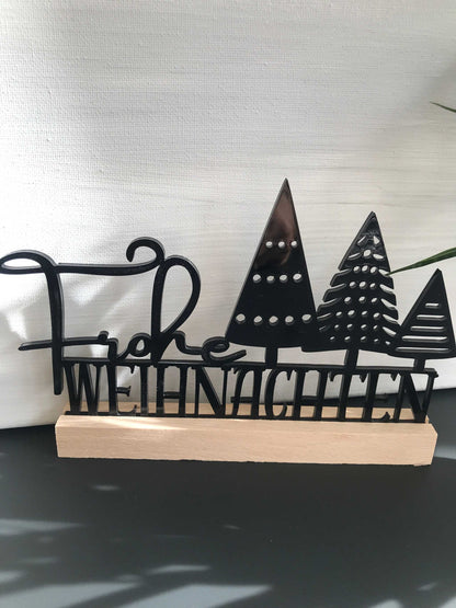 Weihnachtsdekoration aus Acryl mit "Frohe Weihnachten" Schriftzug auf Holzklötzchen, festliche Deko.