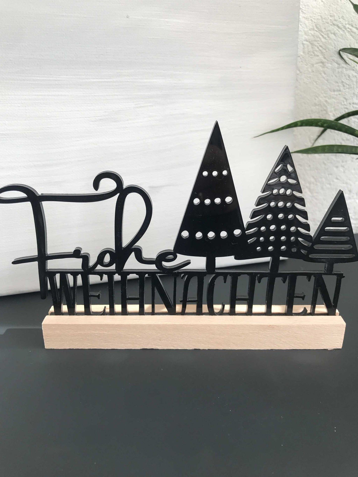 Weihnachtsdekoration aus Acryl und Holz mit "Frohe Weihnachten" Schriftzug, festliche Deko.