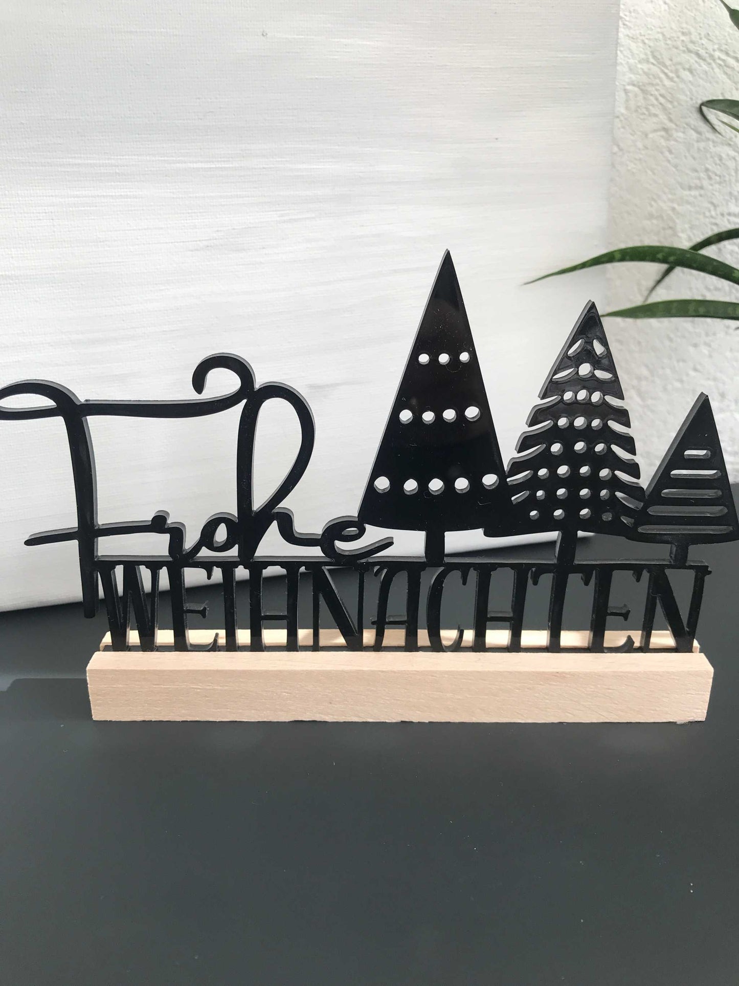 Weihnachtsdeko "Frohe Weihnachten" Schriftzug aus Acryl und Holz, festliche Weihnachtsdekoration.