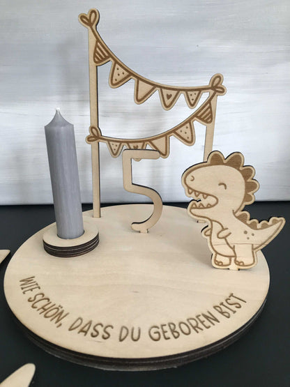 Holz-Geburtstagsteller für Kinder mit Dino-Motiv, Kerzenhalter und Zahlen, personalisierbar, aus Birkensperrholz.