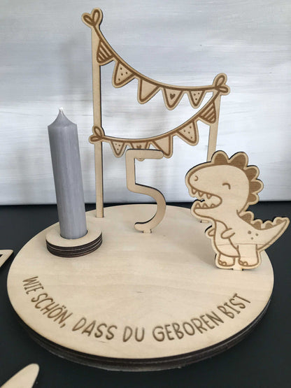 Holz Geburtstagsteller für Kinder mit Dino-Motiv, Kerzenhalter und Zahlen, nachhaltige Dekoration.