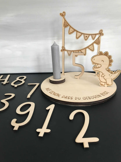 Holz-Geburtsteller für Kindergeburtstag mit Dino-Motiv und Kerzenhalter, nachhaltig und personalisierbar.