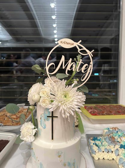 Caketopper Taufe mit personalisiertem Schriftzug auf dekoriertem Kuchen.