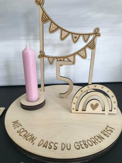 Holz Geburtstagsteller mit Regenbogen-Motiv und Gravur für Kindergeburtstag.
