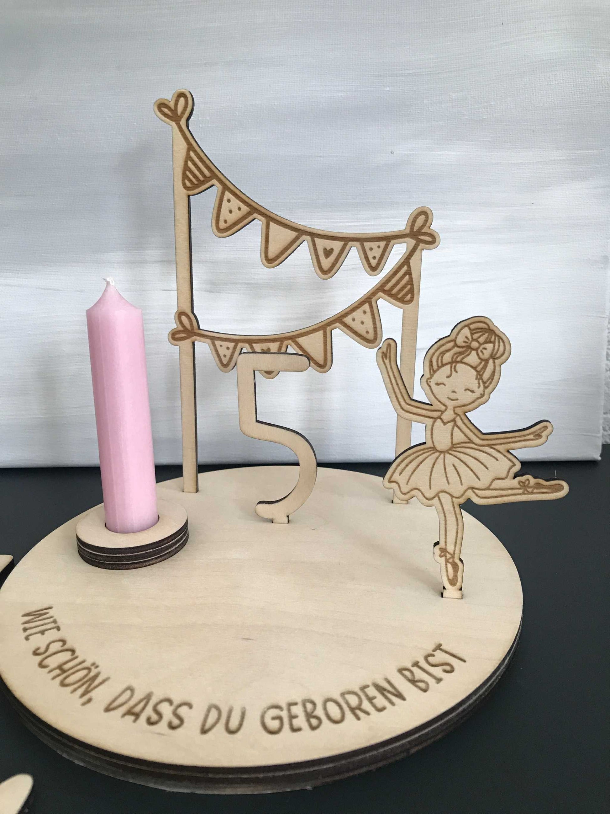 Holz Geburtstagsteller für Kinder mit Ballerina-Motiv, personalisierbar, inkl. Kerzenhalter und Zahlen, nachhaltiges Birkenholz.