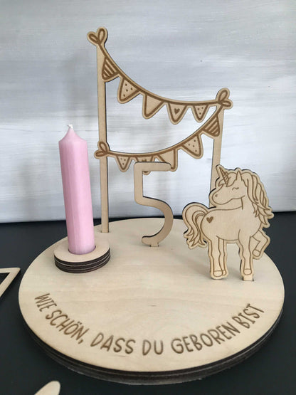 Holz-Geburtstagsteller mit Einhorn-Motiv, Kerzenhalter und Zahlen-Set aus Birkensperrholz, ideal für Kindergeburtstage.