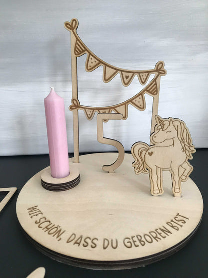 Holz-Geburtstagsteller für Kinder mit Einhorn-Motiv und Kerzenhalter, personalisierbar und nachhaltig, ideal für Kindergeburtstage.