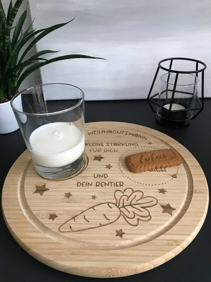 Weihnachtsteller aus Holz für Snacks mit Glas Milch und Keks, 24 cm Durchmesser.